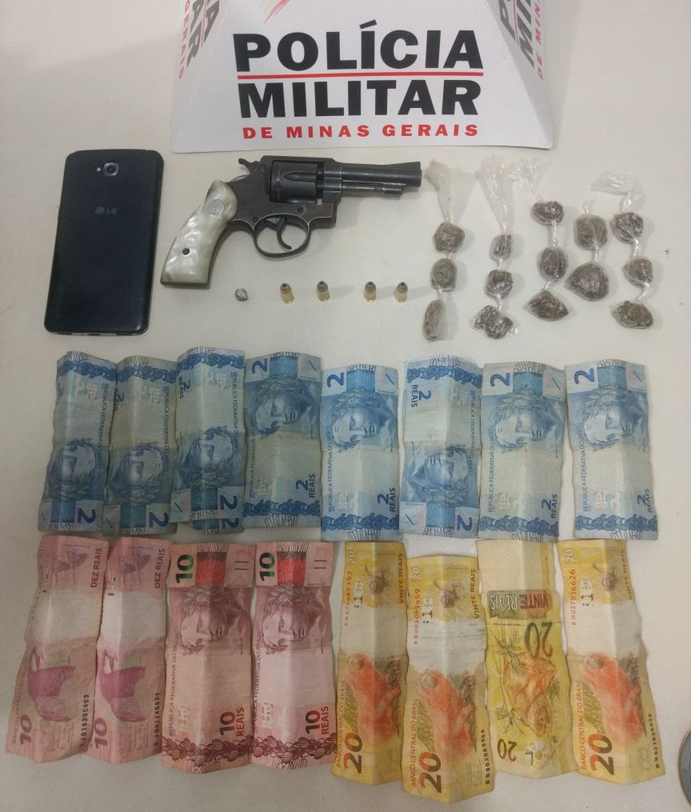 Os quatro suspeitos detidos foram levados para a delegacia de Salinas com o material apreendido (Foto: Polícia Militar/Divulgação)