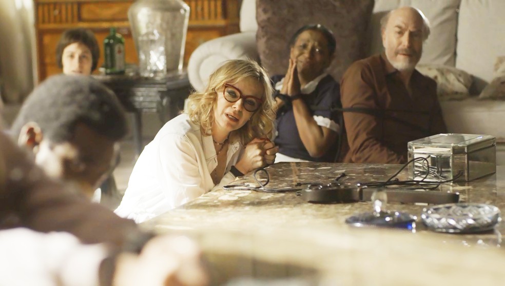 A família dá força para que Rochelle consiga chegar até a mesa — Foto: TV Globo