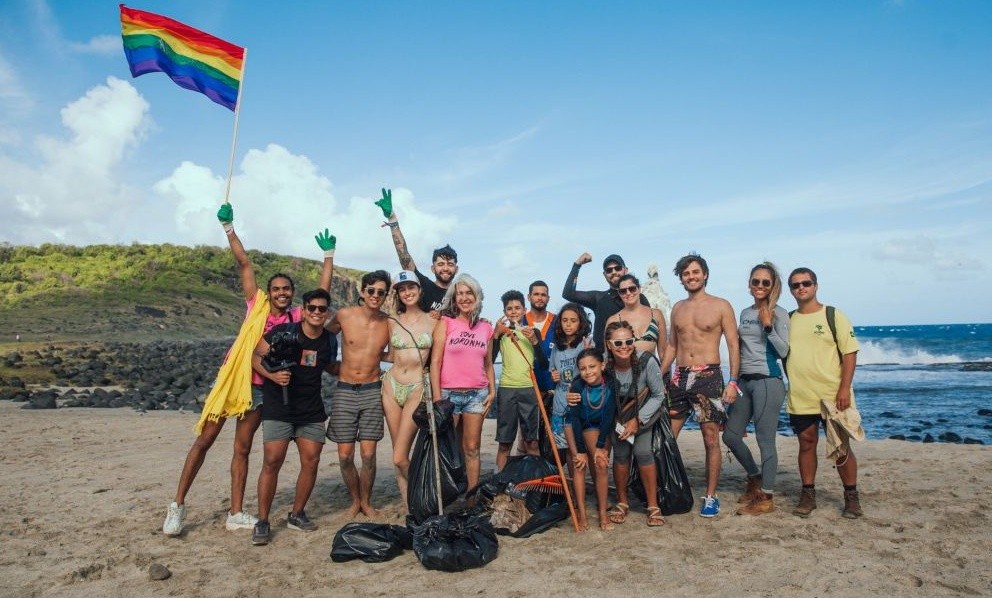 Participantes do evento Love Noronha fazem mutirão e recolhem lixo oceânico na ilha