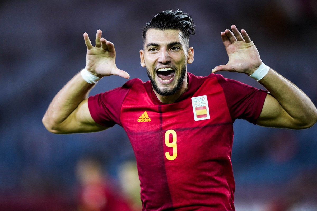 Quem é Rafa Mir: camisa 9 da Espanha com família olímpica ...