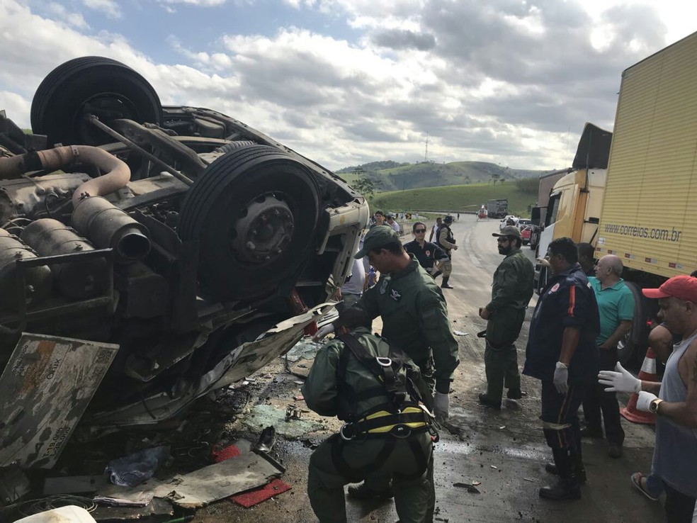 Equipamento do Grupamento a&eacute;reo tenta retirar v&iacute;tima das ferragens  (Foto: Divulga&ccedil;&atilde;o/Grupamento a&eacute;reo)