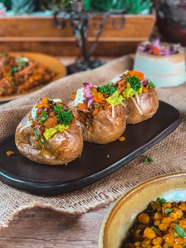 Receita de batata recheada: aprenda a fazer prato assado e vegano  (Foto: THIAGO MEDEIROS)