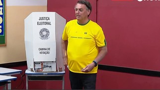 O presidente e candidato à reeleição Jair Bolsonaro vota na Escola Municipal Rosa da Fonseca, na Vila Militar — Foto: Reprodução / TV Globo