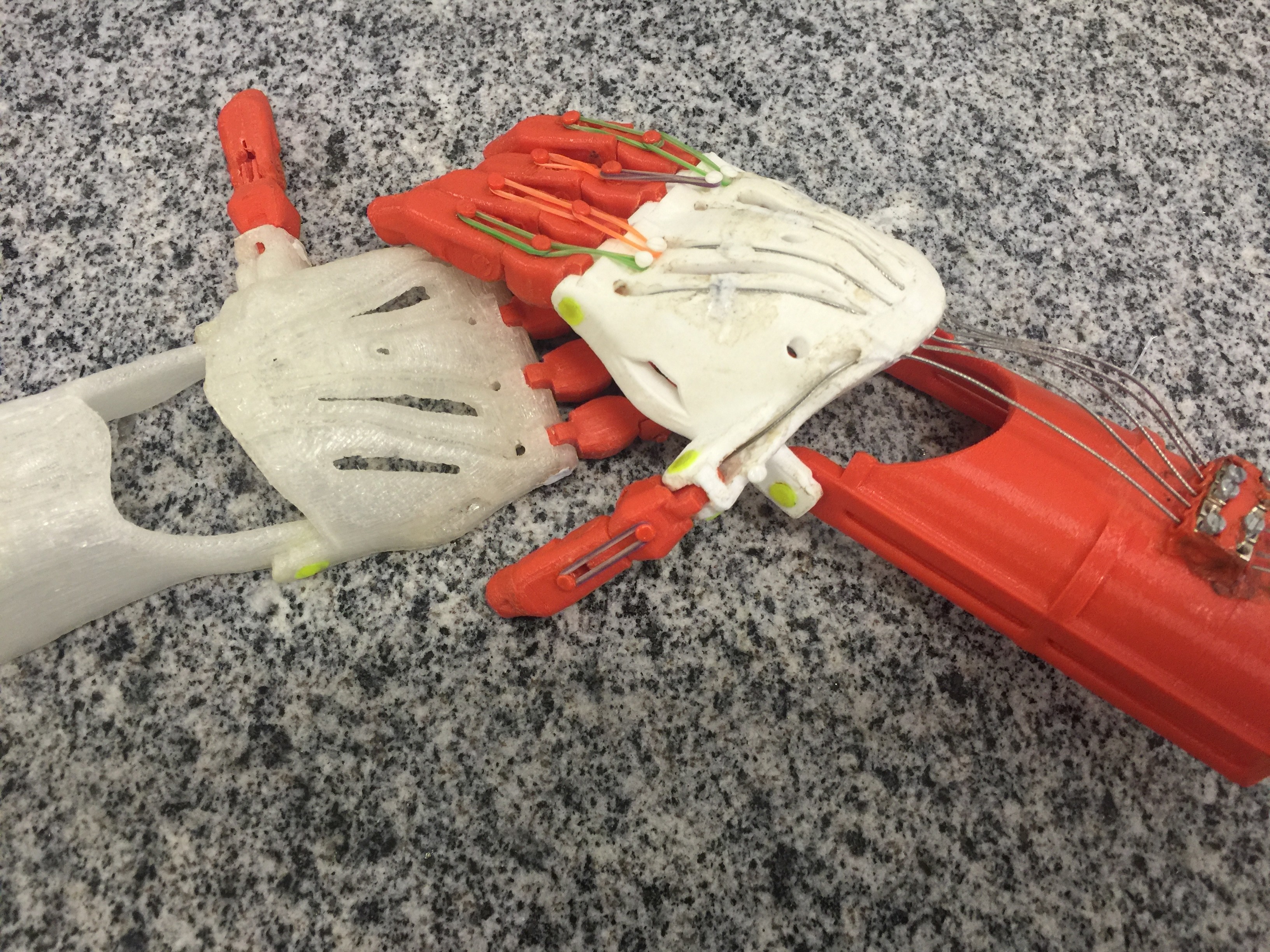 Próteses de braços impressas em 3D na Universidade Federal de Goiás (Foto: Divulgação)