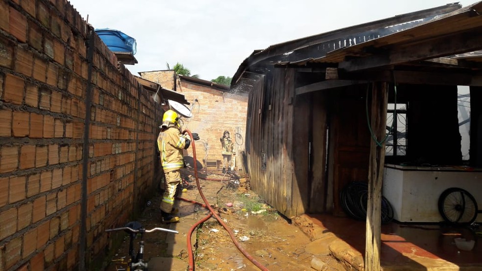 Mulher sai de casa e quando retorna a encontra em chamas em Ariquemes &mdash; Foto: Rinaldo Moreira/G1