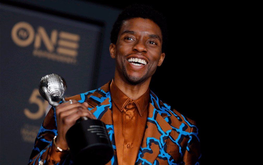 Chadwick Boseman posa com prêmio de melhor ator em ‘Pantera Negra’ — Foto: Mike Blake / Arquivo / Reuters