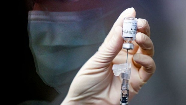Vacina da Janssen contra a covid-19 passa a ser administrada em dose dupla no Brasil (Foto: Getty Images via bbc)