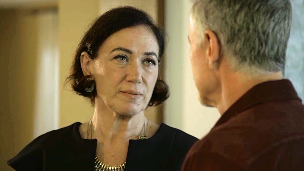 Sem saída, Valentina (Lilia Cabral) aceita passar uma noite com Sampaio (Marcello Novaes) em 'O Sétimo Guardião' — Foto: TV Globo