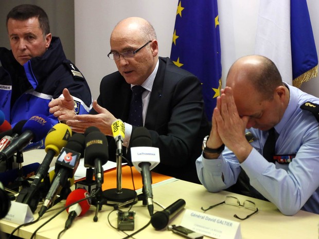 Brice Robin, o promotor de Marselha, fala sobre investigações em coletiva de imprensa no sul da França. À direita, o general David Gaultier olha para baixo com as mãos na cabeça (Foto: AP)