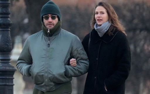 Jake Gyllenhaal circula com nova namorada por Paris
