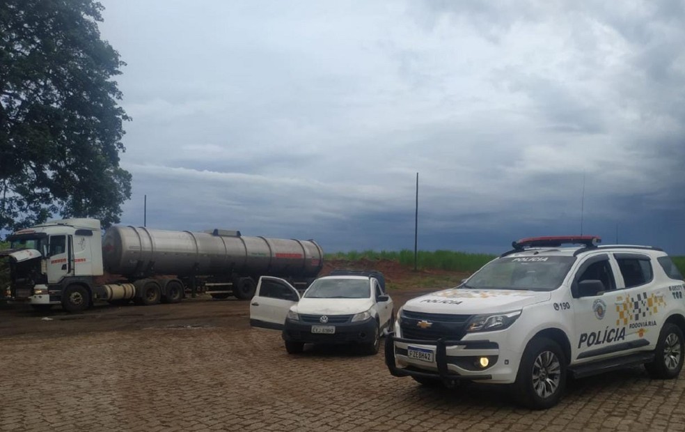 Carreta e pick-up utilizados pelo trio de presos por furto qualificado em São Manuel — Foto: Polícia Rodoviária/Divulgação