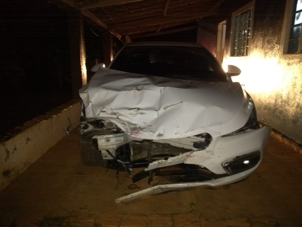 Carro que provocou acidente foi encontrado em sítio, em Promissão; motorista fugiu — Foto: Arquivo Pessoal