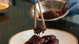 O chef Tsang Chiu King prepara o filé omni clássico frito com pistache ao molho kung po Tory Ho / The New York Times