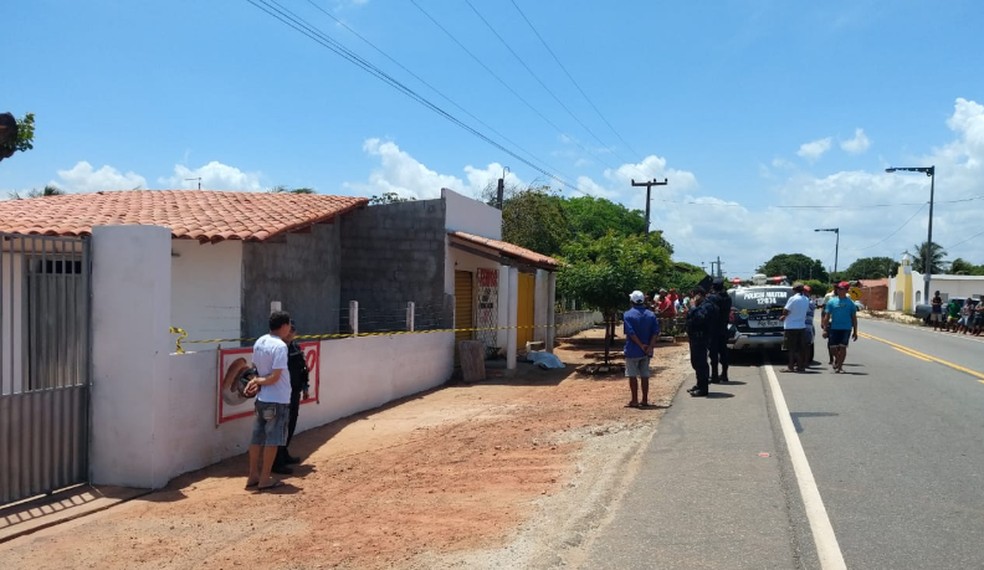 O crime aconteceu Ã s margens da CE-156, distrito de Guaribas, em SÃ£o GonÃ§alo do Amarante. â€” Foto: LeÃ¡bem Monteiro/TV DiÃ¡rio