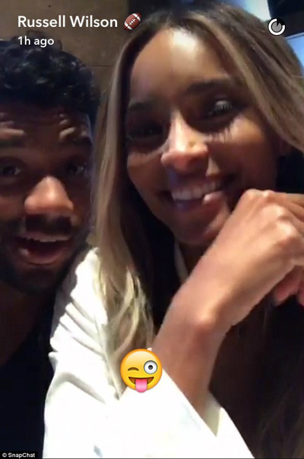 A cantora Ciara e seu marido, o jogador de futebol americano Russell Wilson (Foto: Snapchat)