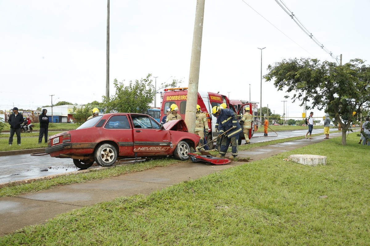 Carro Bate Em Poste Em Ceilândia No Df E Bombeiros Precisam Arrancar Porta Para Resgatar 