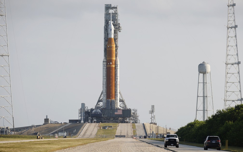 O foguete SLS da NASA no Centro Espacial Kennedy, em Cabo Canaveral, Flórida, Estados Unidos. — Foto: AP Photo/Terry Renna