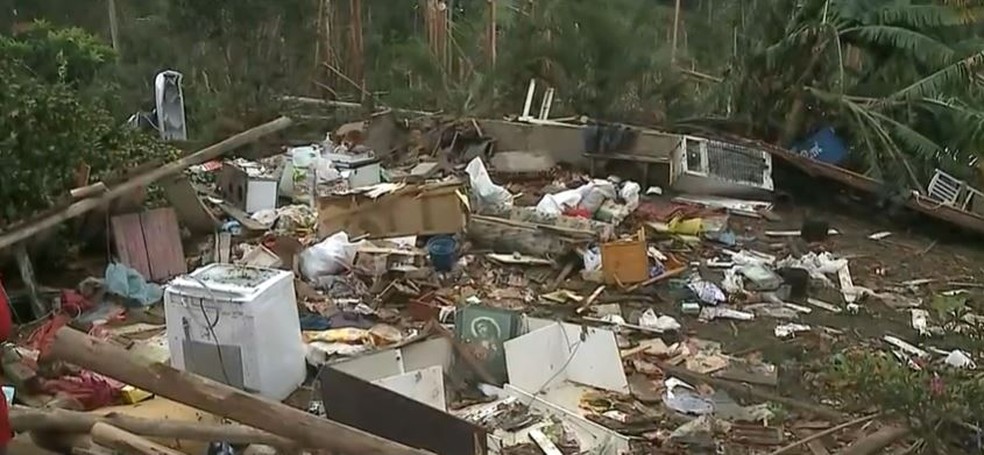 Casa do agricultor Claudio Furst ficou destruída após o tornado — Foto: NSC TV/Reprodução