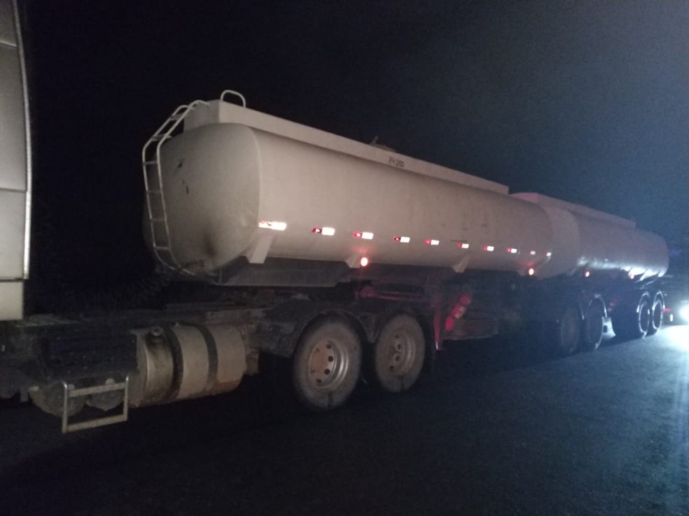 Chorume era jogado de forma irregular em um canavial  — Foto: Polícia Civil