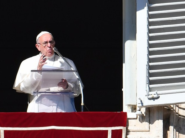 Papa Francisco faz pronunciamento durante oração do Angelus, na Praça São Pedro, na Itália,  neste domingo (30)  (Foto: Vincenzo Pinto / AFP)