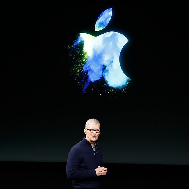 CUPERTINO, CA - OCTOBER 27: Apple CEO Tim Cook speaks on stage during an Apple product launch event on October 27, 2016 in Cupertino, California. Apple Inc. is expected to unveil the latest iterations of its MacBook line of laptops (Photo by Stephen Lam/G (Foto: Getty Images)