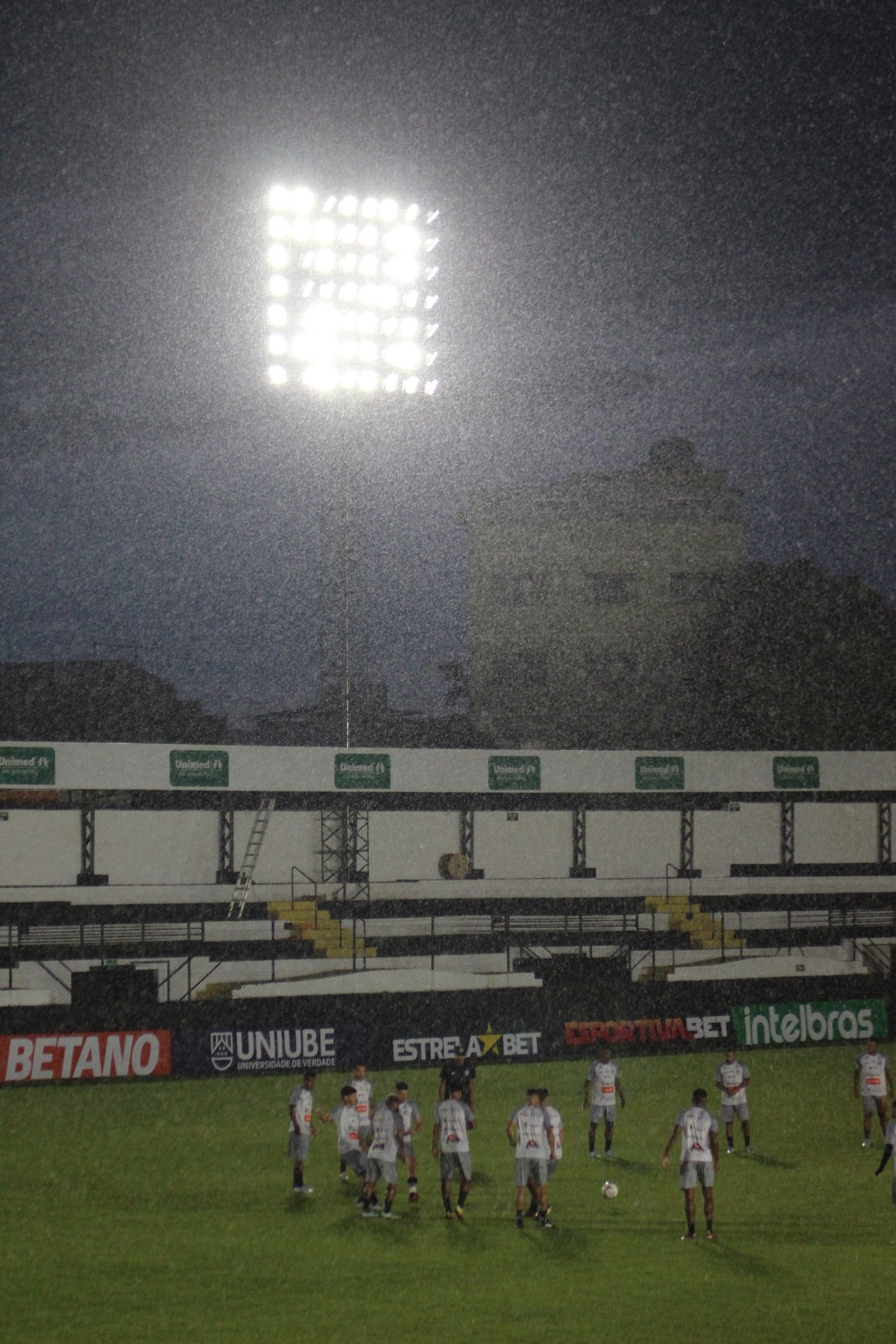 Athletic x AméricaMG marca inauguração do sistema de iluminação no
