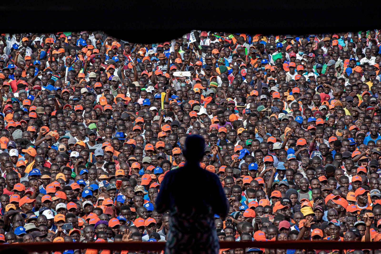 Ex-vice-presidente do Quênia Stephen Kalonzo Musyoka discursa durante um comício, no Estádio Internacional Jomo Kenyatta em Kisumu, antes das eleições do próximo dia 9. O veterano político enfrenta nas urnas o atual vice-presidente William Ruto  — Foto: PATRICK MEINHARDT / AFP