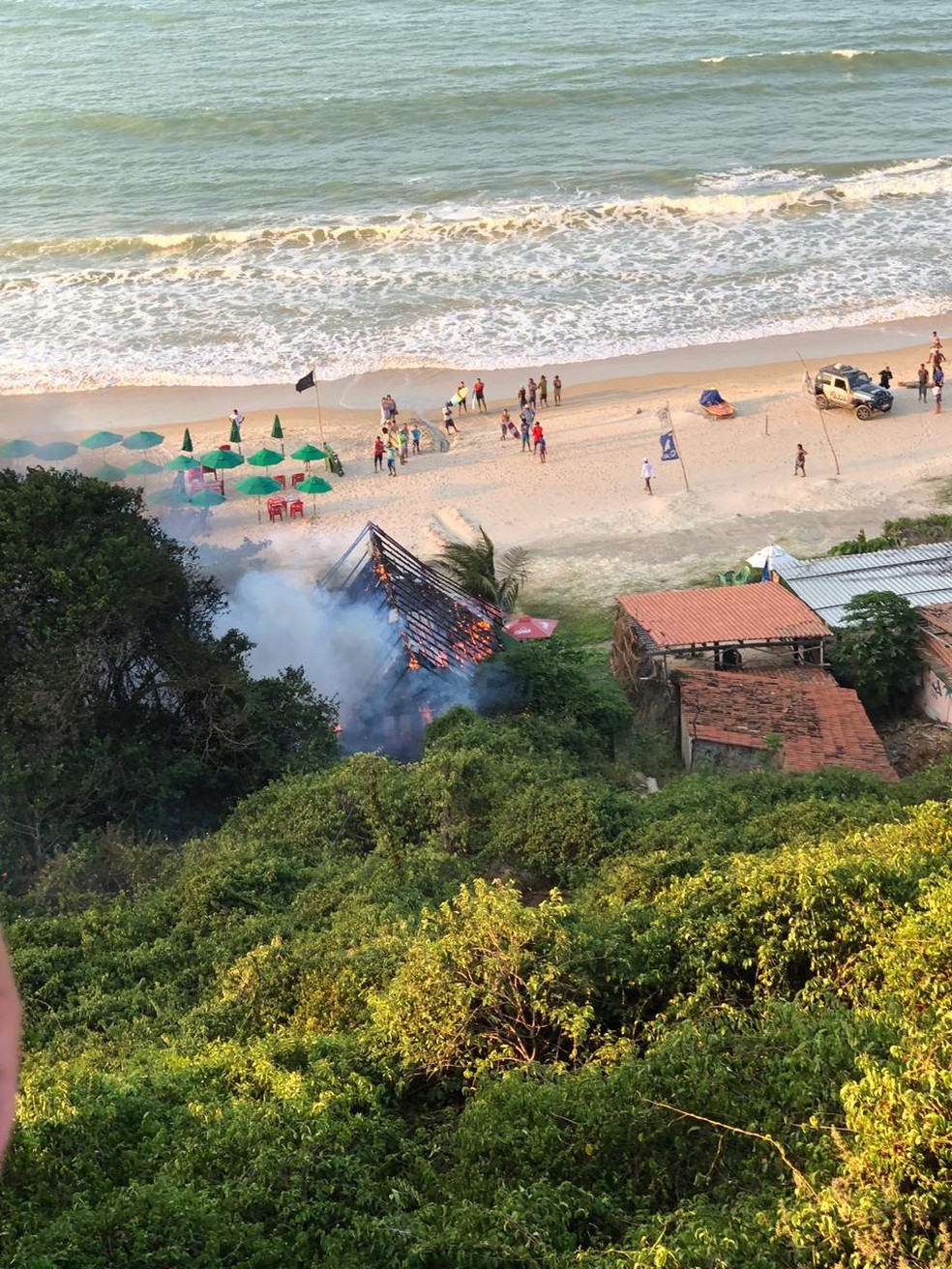 Incêndio em uma barraca da praia da Lagoinha. — Foto: Reprodução