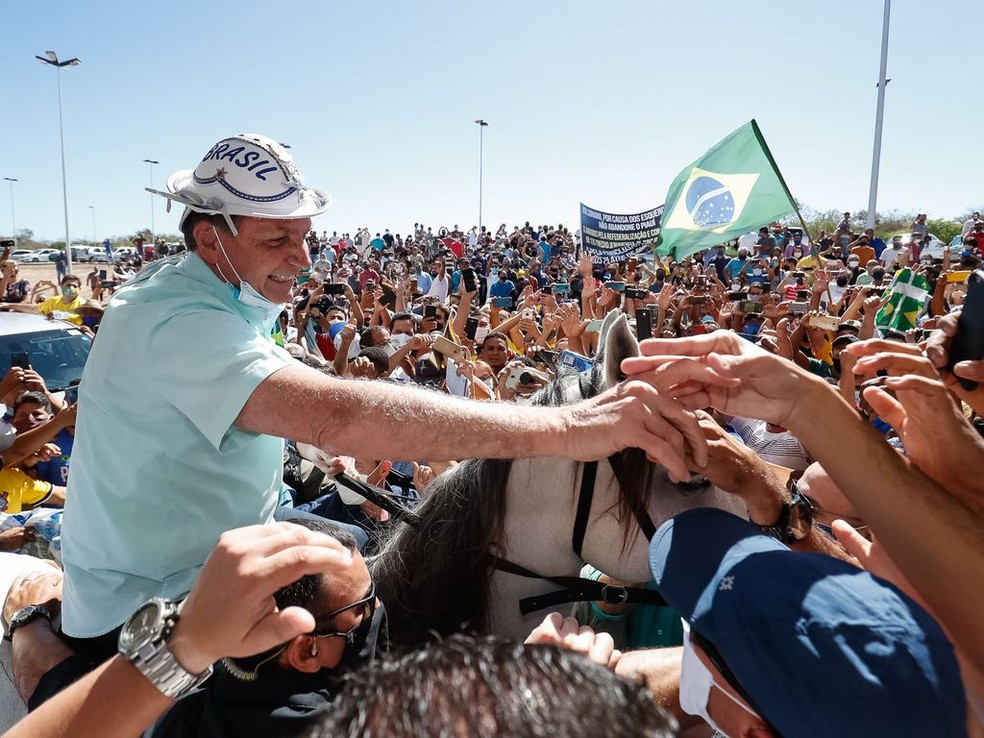 Após se recuperar da covid, Bolsonaro tira máscara e cumprimenta ...