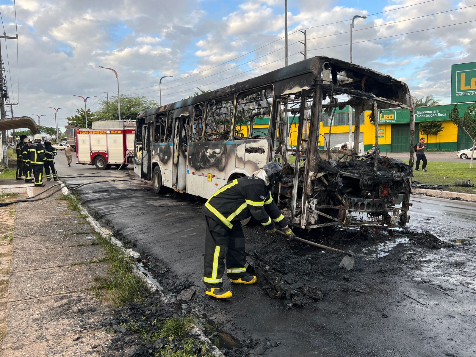 Ônibus do transporte coletivo pega fogo em São Luís