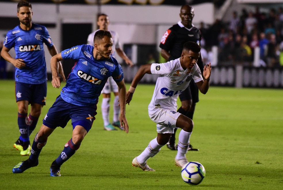 Rodrygo passa por Ren&ecirc;: jovem santista deu muito trabalho ao lado esquerdo defensivo do Fla (Foto: Leandro Bernardes / Framephoto / Estad&atilde;o Conte&uacute;do)