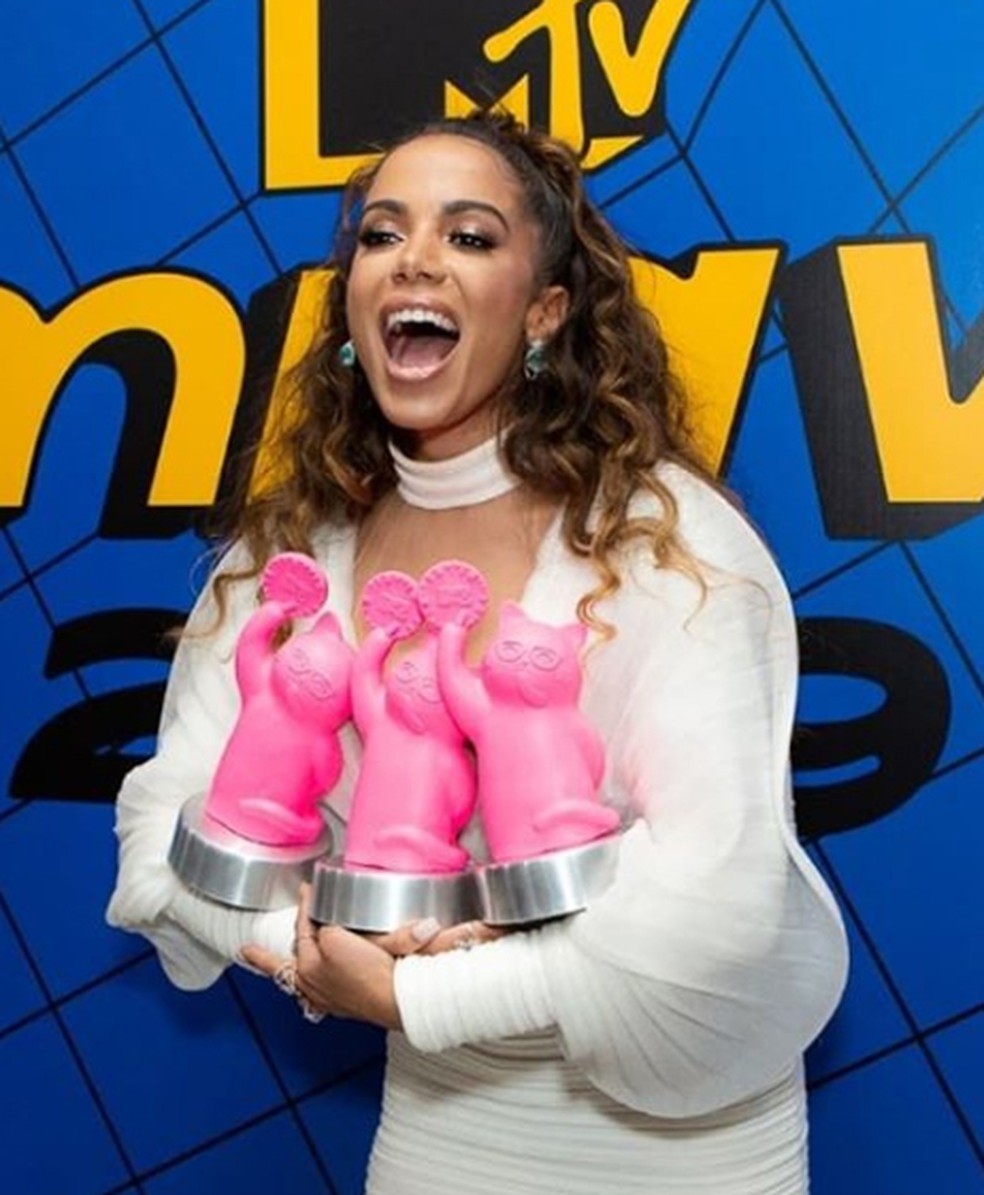 Anitta com os trÃªs trofÃ©us que ganhou no MTV Miaw Brasil 2019 â€” Foto: ReproduÃ§Ã£o/Instagram/Anitta