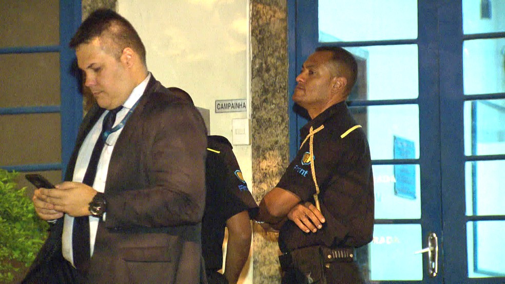  O segurança na porta da 10ª DP (Botafogo) — Foto: Reprodução/TV Globo