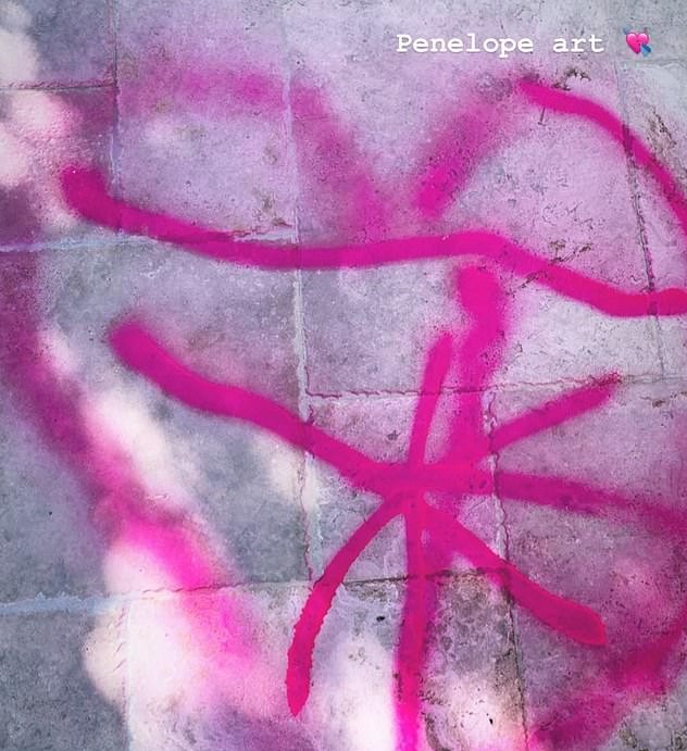A arte feita pela pequena Penolope (6 anos) no chão da mansão da mãe, a socialite Kourtney Kardashian (Foto: Instagram)