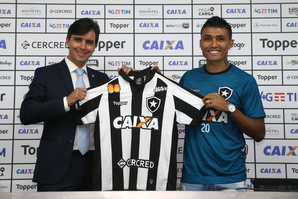 Kieza foi apresentado pelo vice de futebol alvinegro, Gustavo Noronha (Foto: Vitor Silva/SSPress/Botafogo)