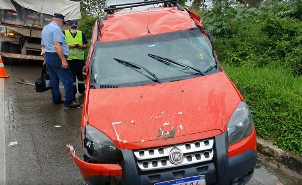 Veículo envolvido no acidente na BR-324 — Foto: Julio Cesar Almeida/TV Bahia