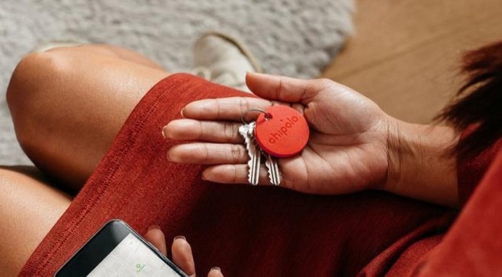 Chipolo é um rastreador que pode ser usado para encontrar chaves, carteiras, bolsas e pequenos animais perdidos — Foto: Divulgação/Chipolo