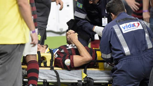 Rodrigo Caio sai de maca do Maracanã