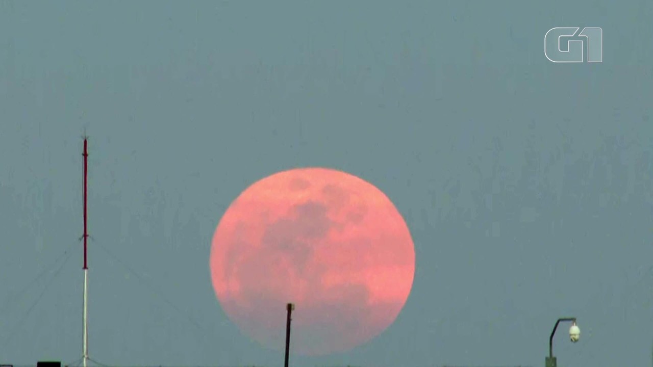 Lua cheia chama a atenção dos moradores de Brasília