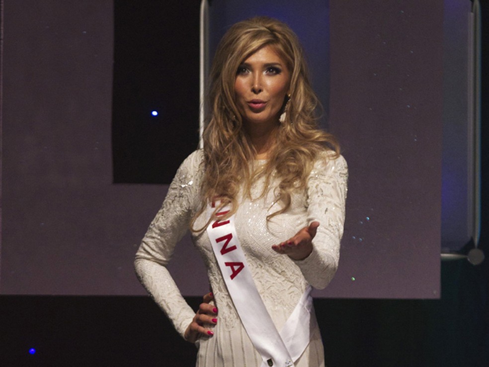 A transexual Jenna Talackova joga um beijo ao ser eliminada do Miss Universo Canadá, em Toronto — Foto: Reuters