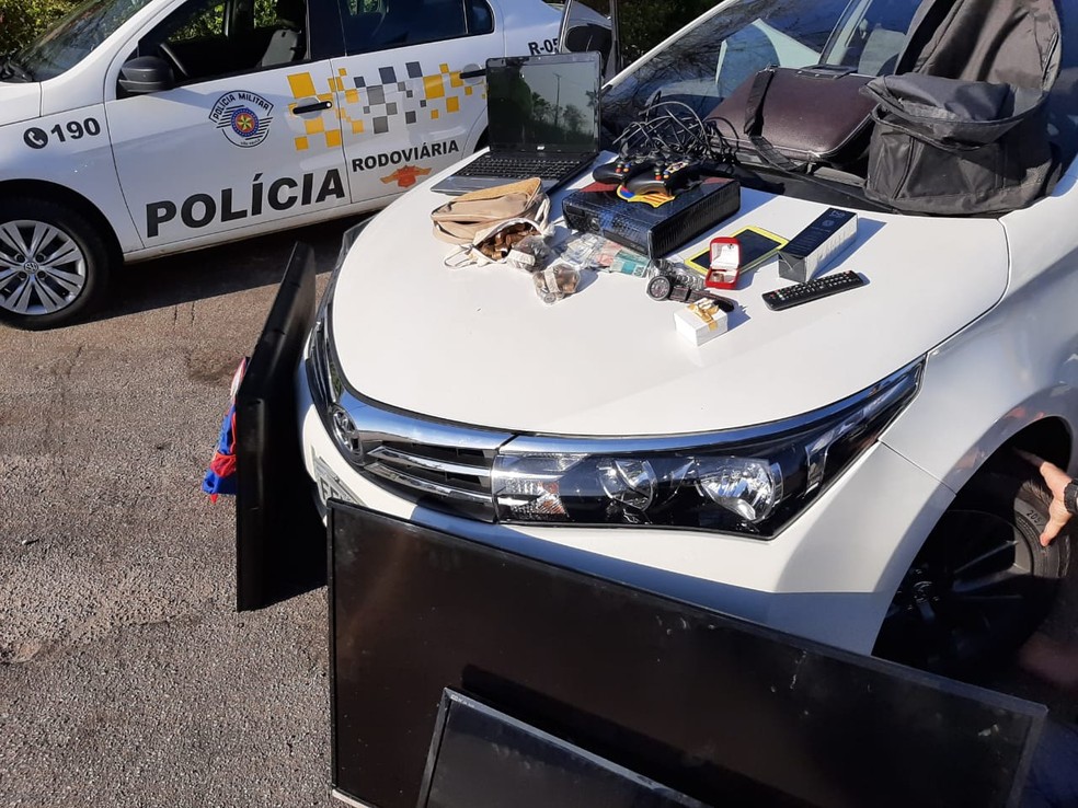 Homem &eacute; preso ap&oacute;s ser encontrado com carro e produtos roubados em rodovia de Itu &mdash; Foto: Divulga&ccedil;&atilde;o/Pol&iacute;cia Militar