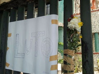 Placa 'Luto' foi colocada na fachada do Caiçara (Foto: Katherine Coutinho / G1)
