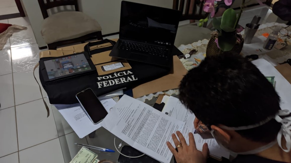PF cumpriu um mandado de busca e apreensão na residência onde o homem preso no condomínio de luxo reside, em Juazeiro do Norte. — Foto: Polícia Federal/ Divulgação