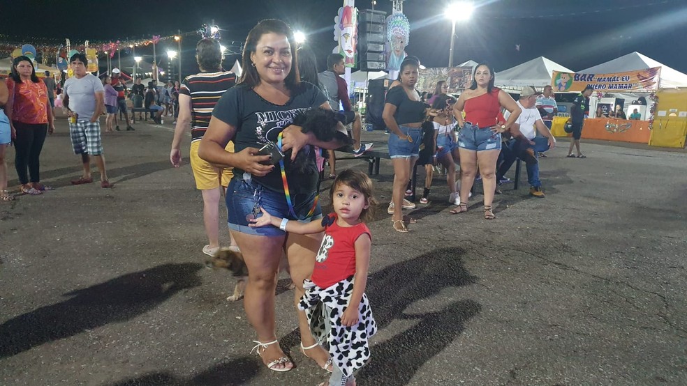 Oliete Maria Lima, de 50 anos, trouxe a neta e a cadelinha para curtir o Carnaval da Família — Foto: Iryá Rodrigues/g1 Acre