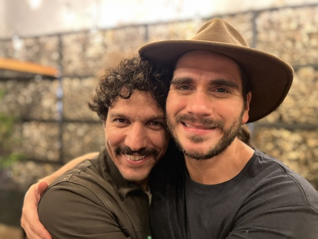Guito e Gabriel Trindade são colegas de cena em Pantanal (Foto: Reprodução/Twitter)