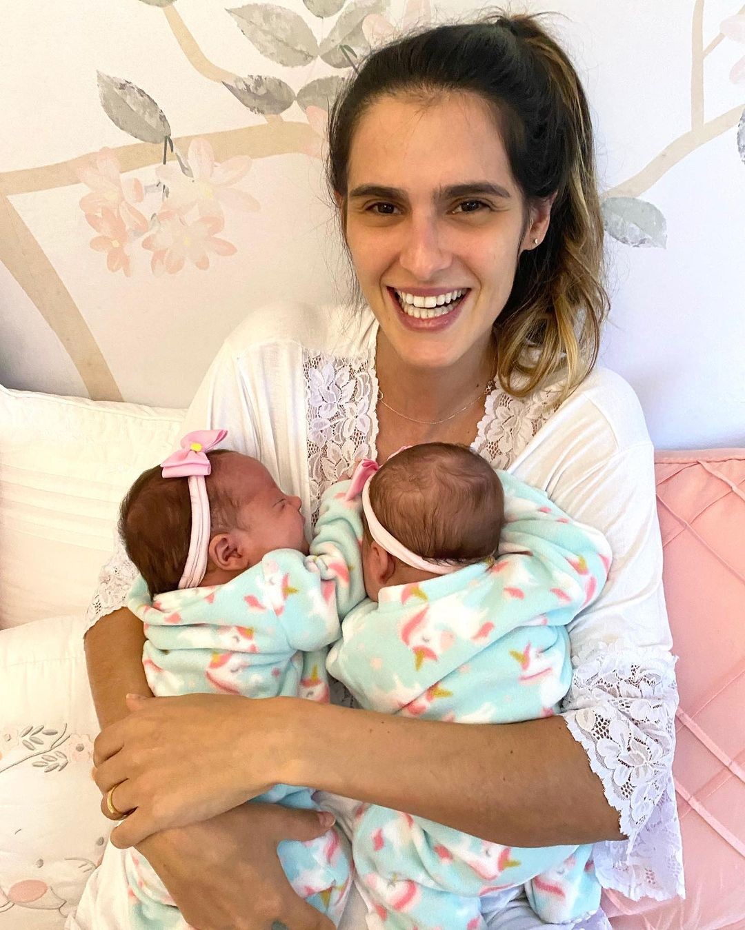 Marcella Fogaça e as filhas gêmeas, Sophia e Pietra (Foto: Reprodução/Instagram)