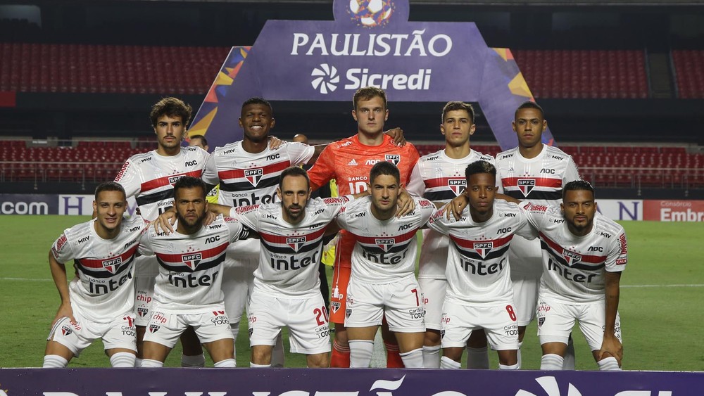 Time posado do São Paulo contra o Santos