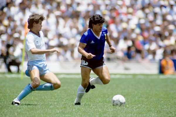  Steve Hodge marcando Diego Maradona (1960-2020) no jogo entre Argentina e Inglaterra na Copa do Mundo de 1986 (Foto: Getty Images)