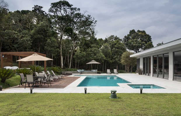 Churrasqueira, piscina, salão de jogos e lareira: uma casa para