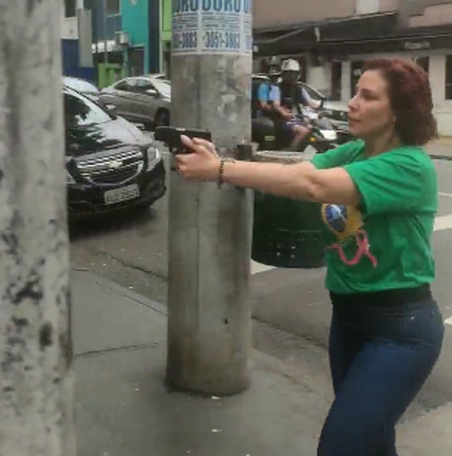 Deputada federal reeleita Carla Zambelli (PL-SP) aponta arma para homem em São Paulo